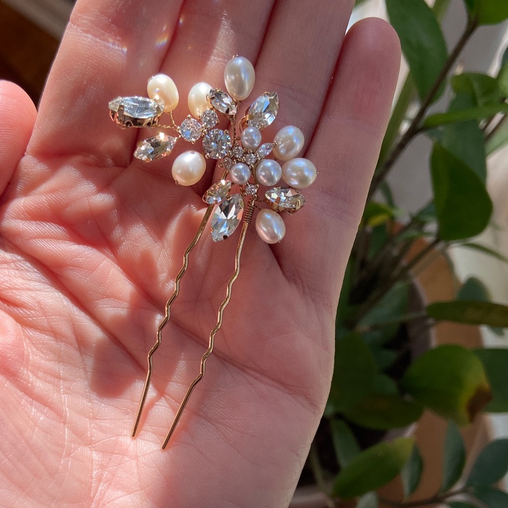 Olive & Piper Chic Gold and White Hair Accessory - Picture 5 of 7